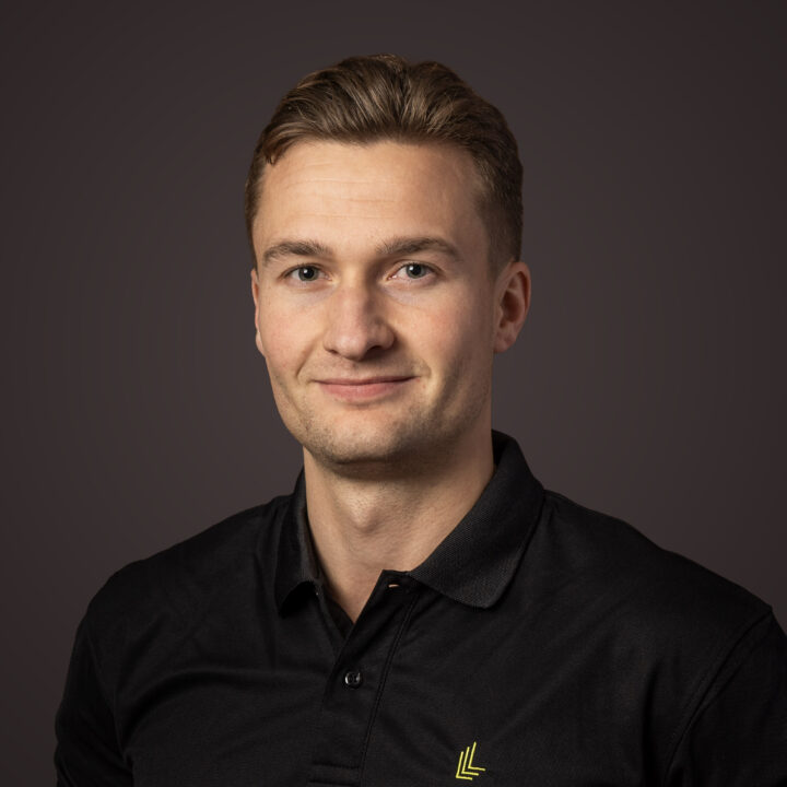 Smilende mann i piquetskjorte med Lag-logoen på