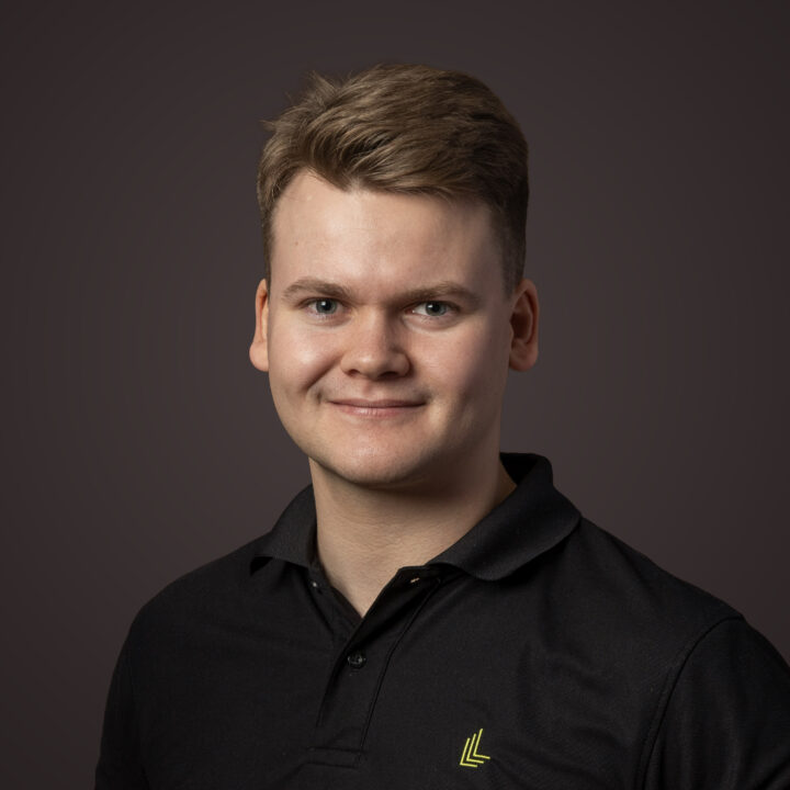 Smilende mann i piquetskjorte med Lag-logoen