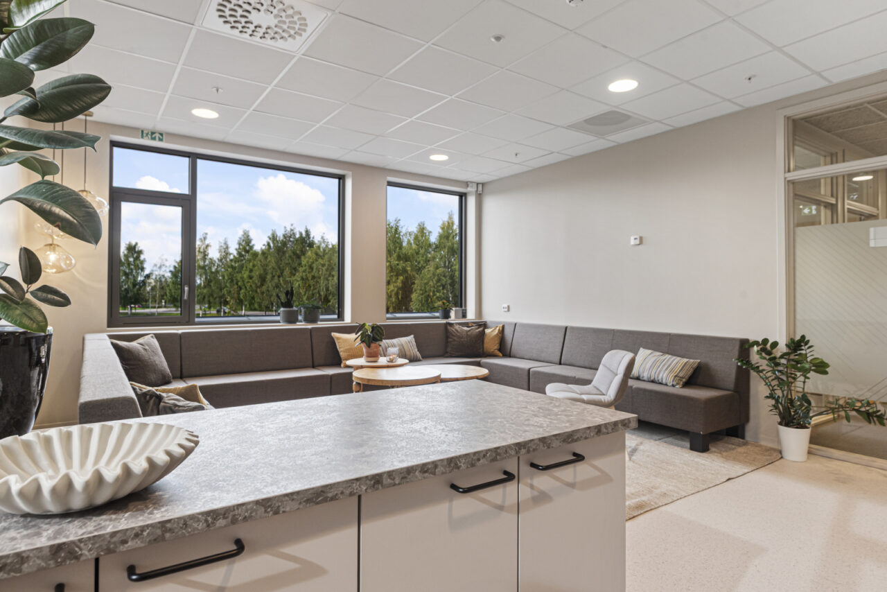 Sofagruppe med store vinduer bak