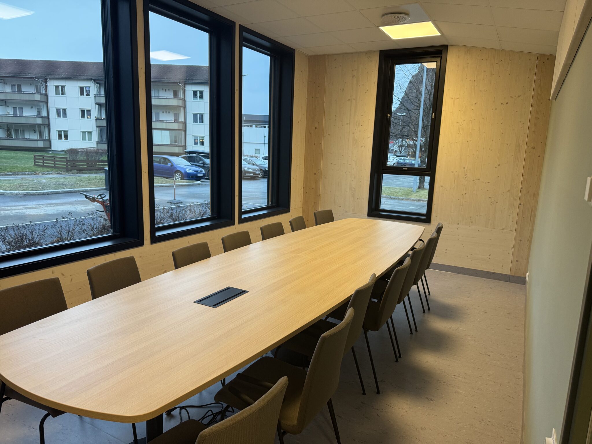 Et stort møtebord med stoler rundt