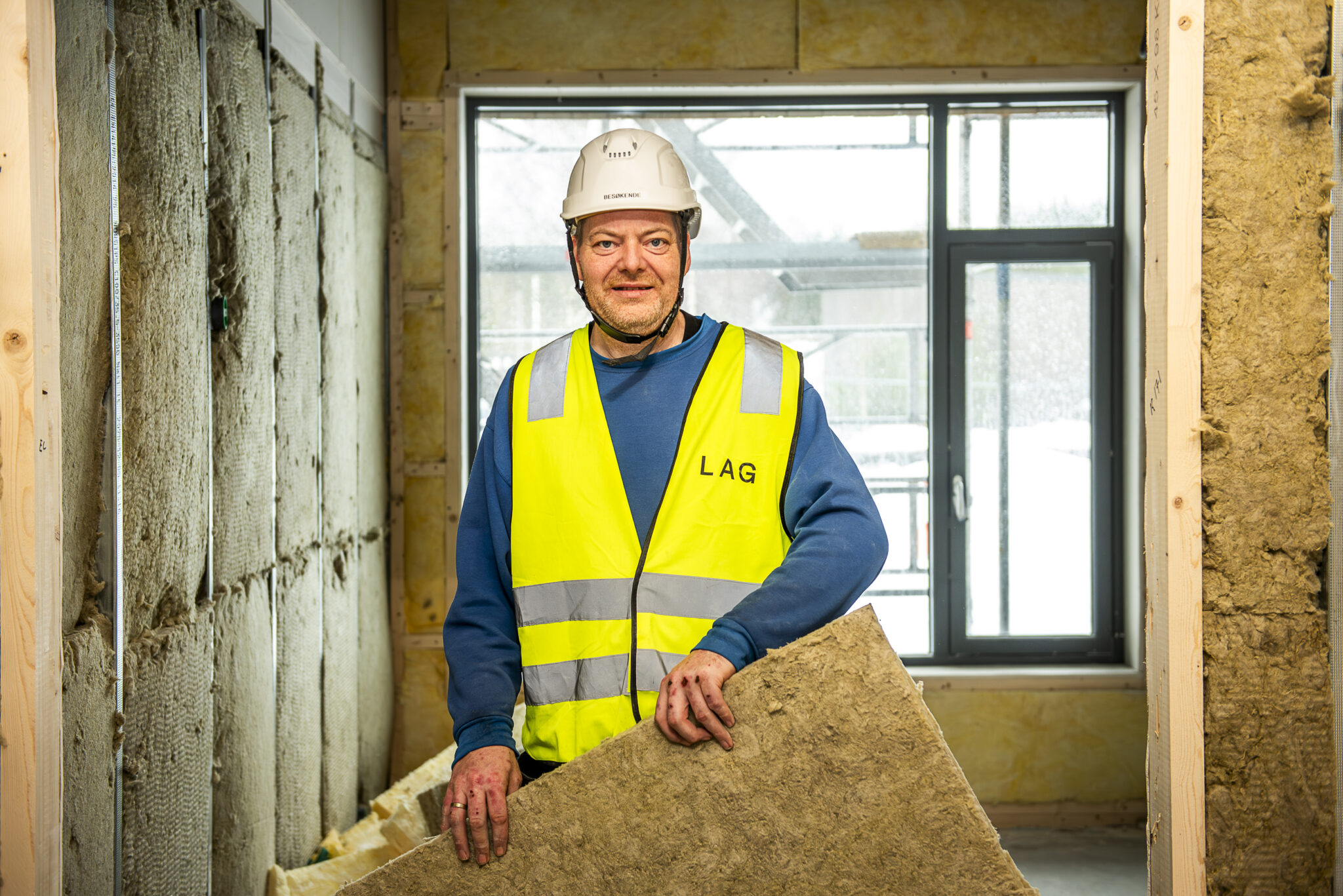 Smilende mann holder opp isolering