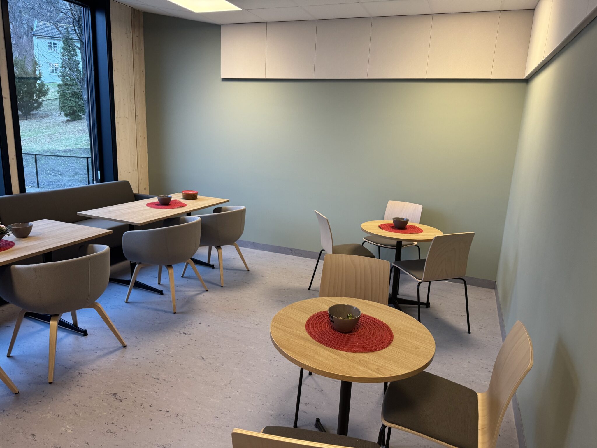 Rom med bord og stoler