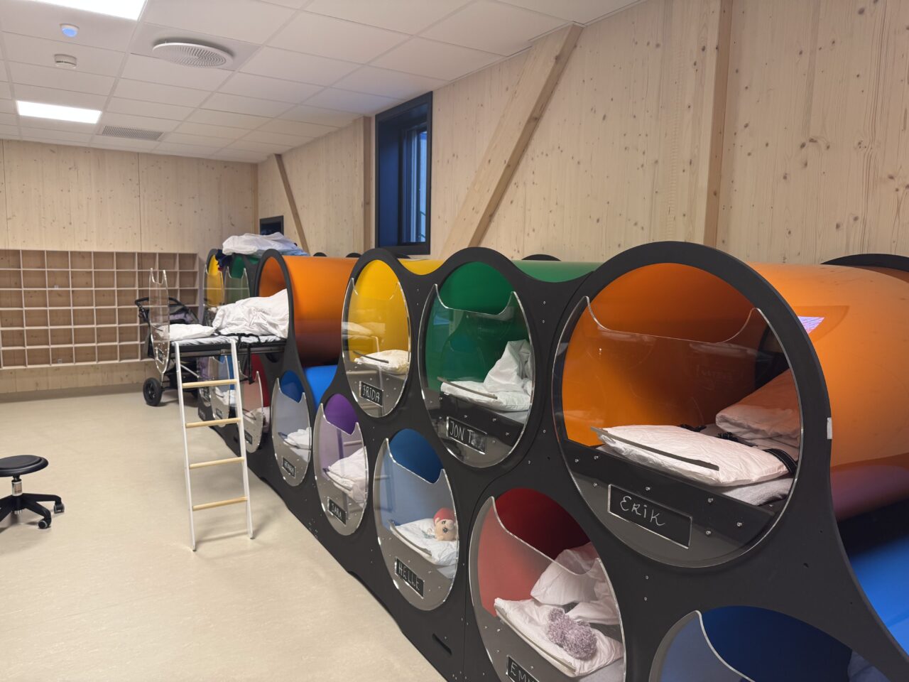 En rekke sovepodder i ulike farger