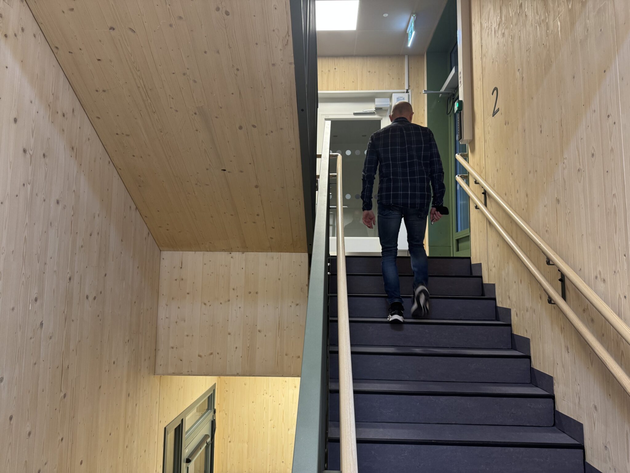 Mann går oppover en trapp