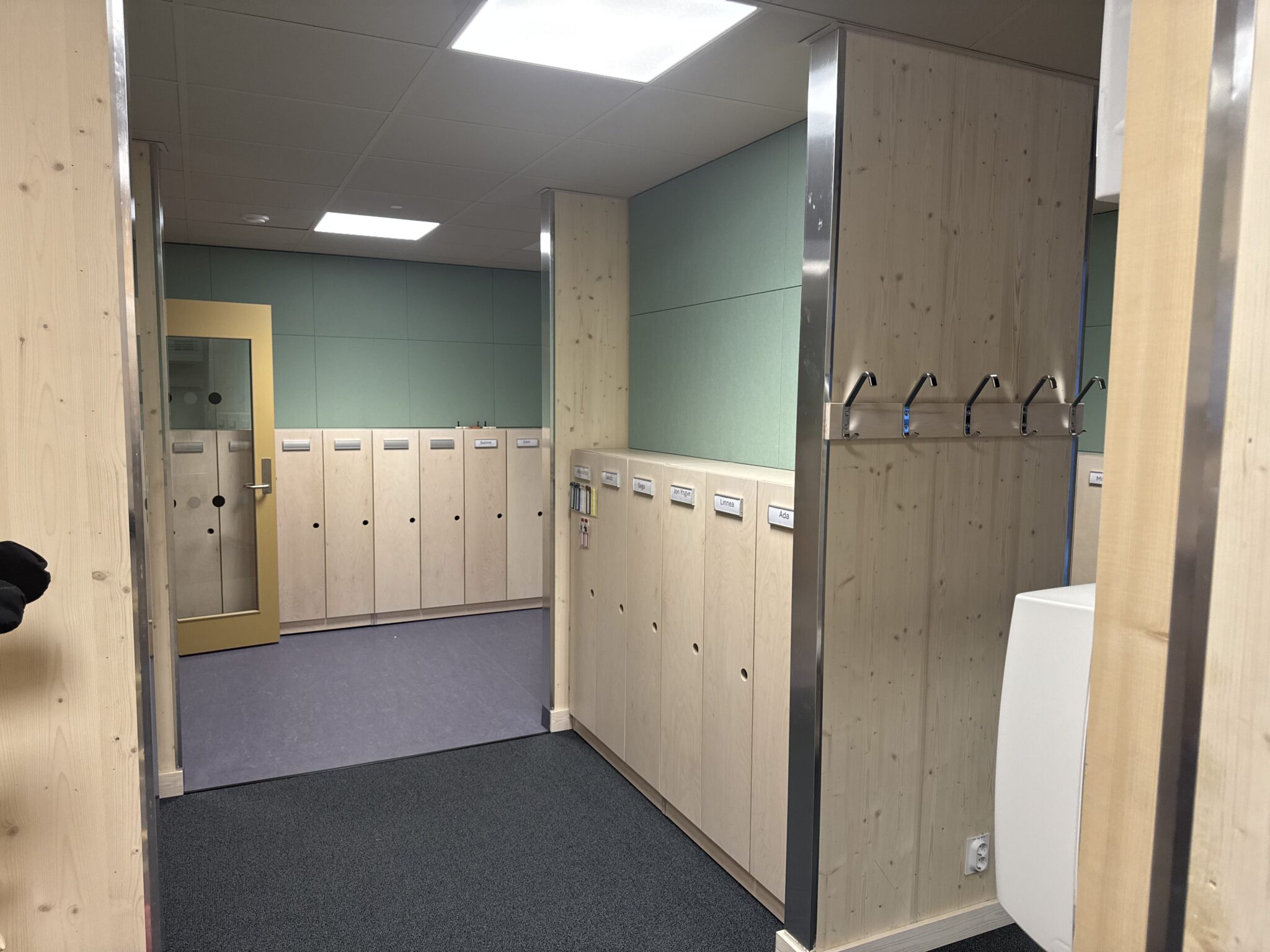 Garderobeskap i en garderobe i en barnehage