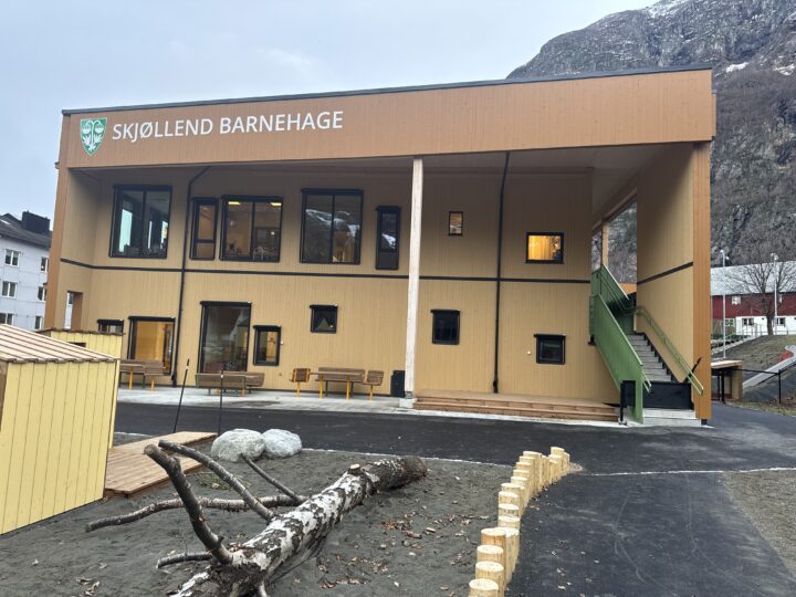 Barnehagebygget med leker i forkant