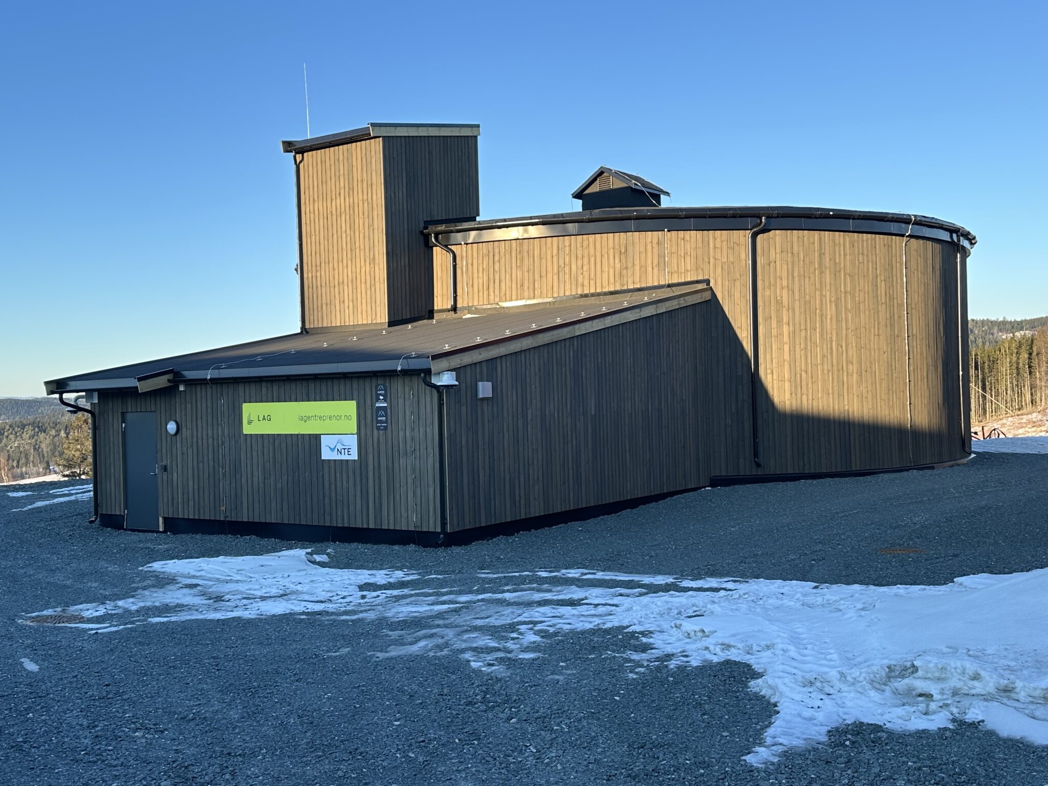 Et bygg bestående av en sirkel og to rektangler