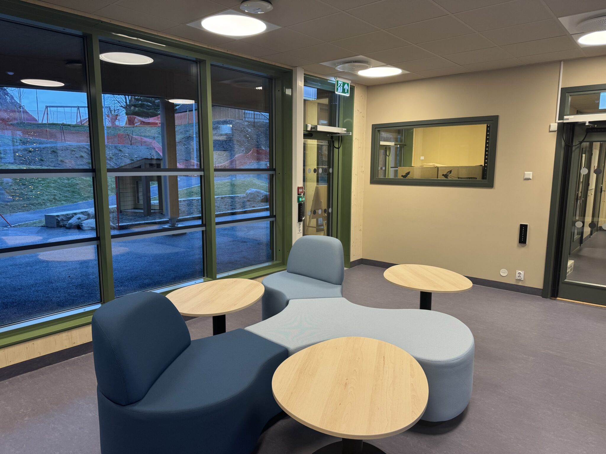 Rom med sofaer og småbord