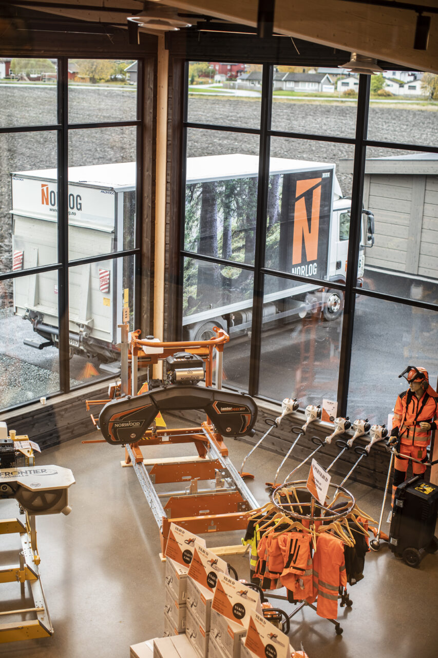 store vinduer i et rom med skogbruksutstyr