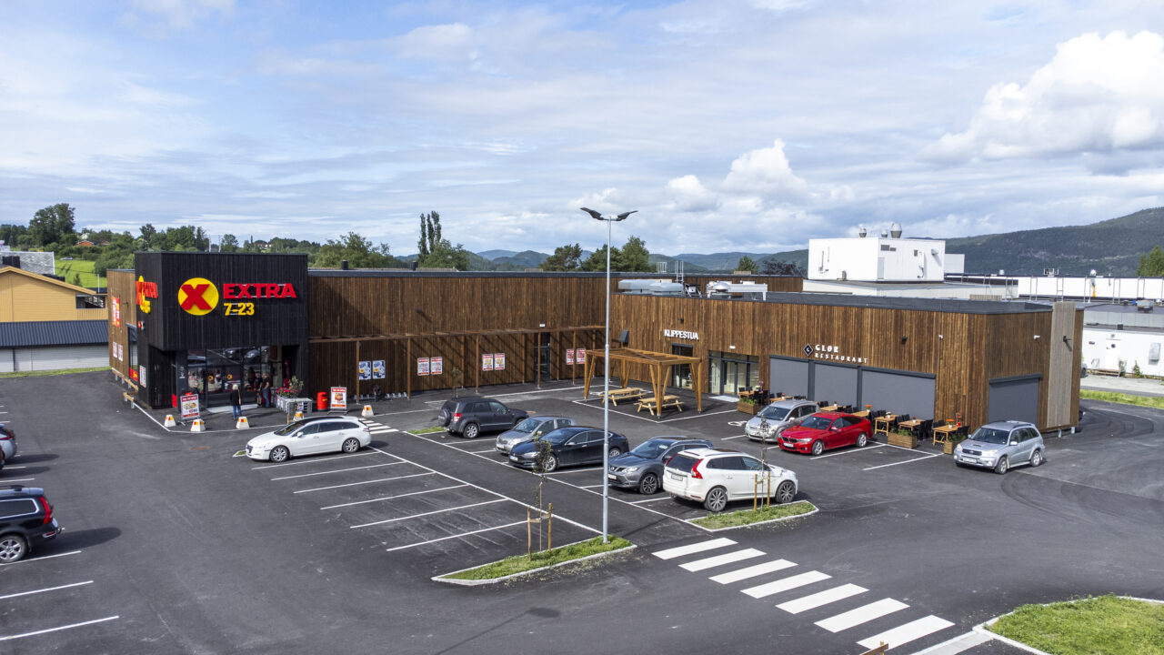 butikklokale med skiltene til Coop Extra, Gkør Restaurant og Klippestua. Foran bygget er det biler på parkeringsplassen.