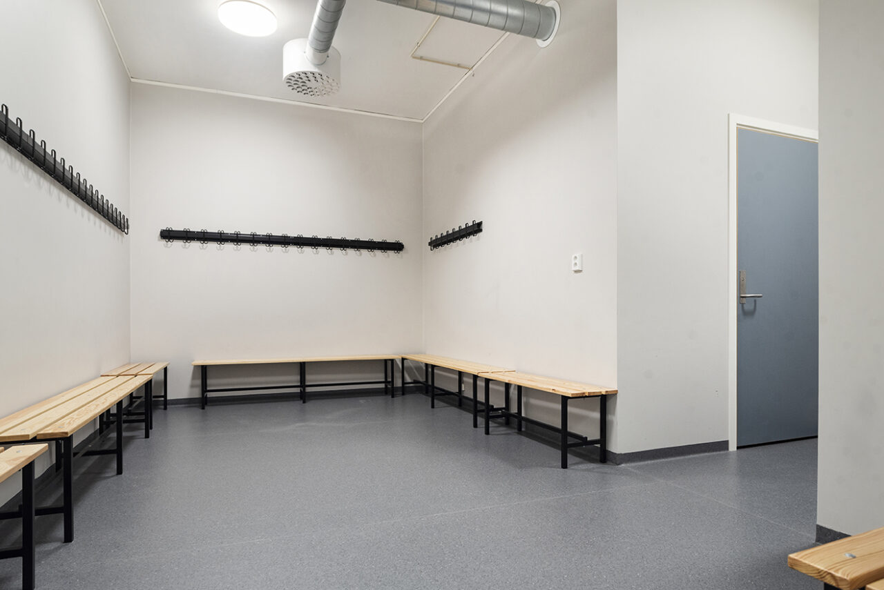 garderobe med benker og knagger