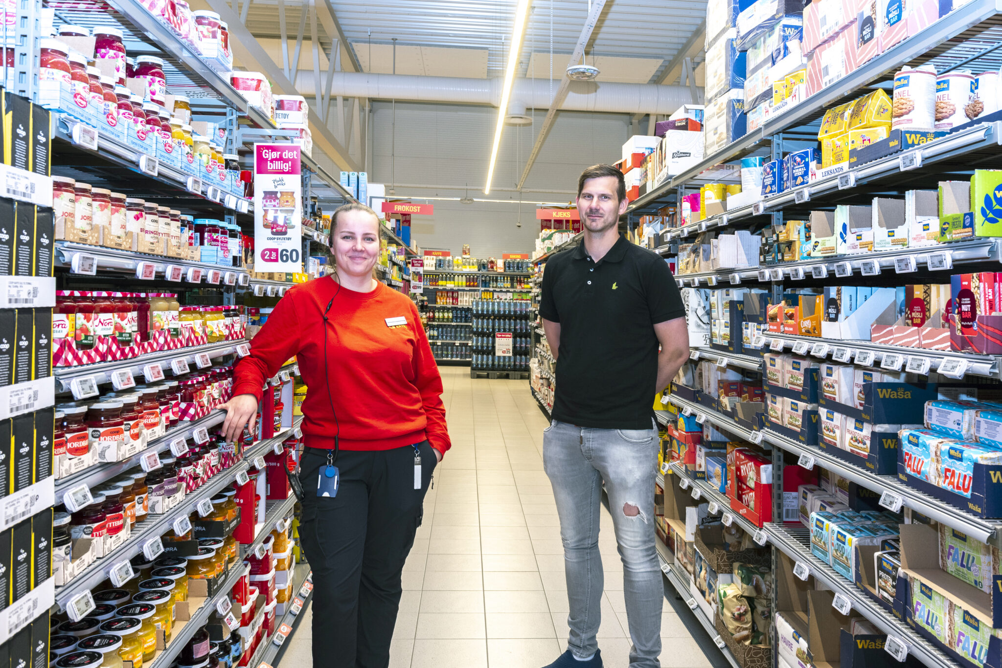 Mann og dame stor mellom høye butikkreoler