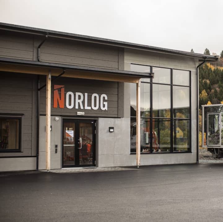 Et trebygg med store vinduer hvor logoen til Norlog står over døra