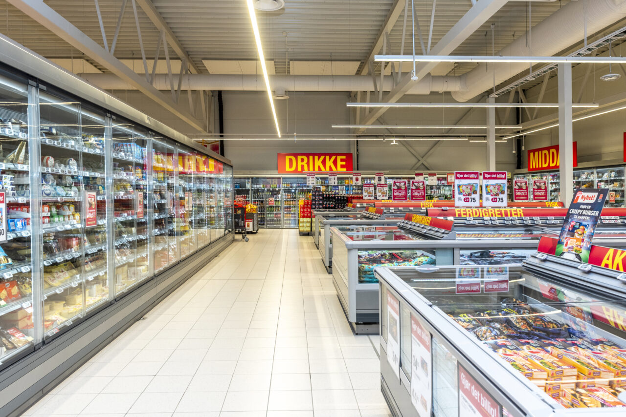 Inne i en matbutikk med kjøleskap og kjøledisker